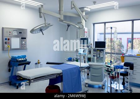 Medizinische Geräte, Technik und Beleuchtung über dem Operationstisch im leeren Krankenhausoperationssaal Stockfoto