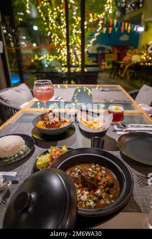 Blick von oben am Tisch mit thailändischem Essen Stockfoto