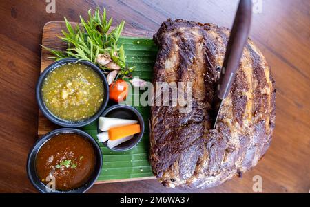 Nahaufnahme von langsam gekochten Schweinerippchen auf einem Tisch Stockfoto