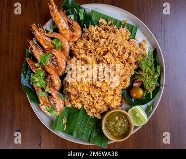 Blick von oben am Tisch mit thailändischem Essen Jasminreis mit Hummer Stockfoto