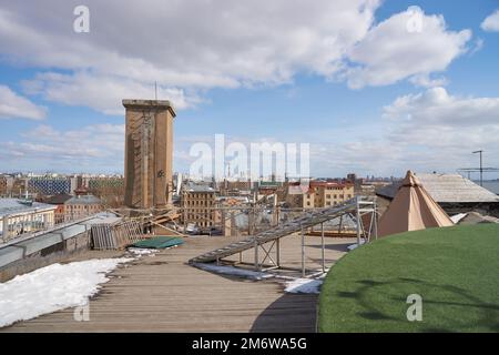 SANKT PETERSBURG, RUSSLAND - CA. APRIL 2017: Blick auf die Stadt von einem Dach tagsüber. Stockfoto