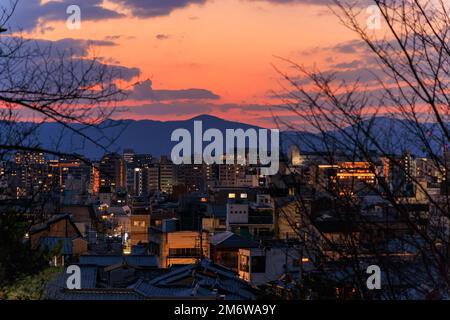 Wunderschöner Sonnenuntergang über dem Wohnviertel von Kyoto mit entfernten Bergen Stockfoto