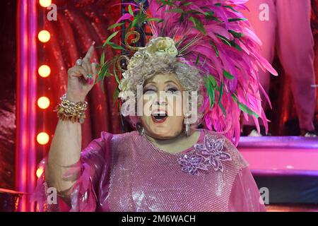 Rio de Janeiro, Brasilien, 22. April 2022. Sängerin Alcione während der Parade der mangueira Samba Schule im karneval von rio. Stockfoto