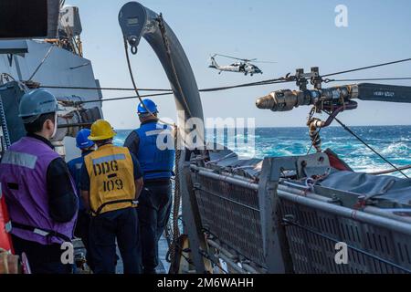 220506-N-UP745-1232 IONISCHES MEER (6. Mai 2022) die Arleigh-Burke-Klasse des Guided-Missile Destroyers USS Jason Dunham (DDG 109) erhält während einer Wiederauffüllung auf See im Ionischen Meer am 6. Mai 2022 eine Brennstoffsonde von einem Schnellkampfschiff der Versorgungsklasse USNS Supply (T-AOE-6). Jason Dunham ist Teil der Harry S. Truman Carrier Strike Group, deren Einsatz im US-Flottenbereich 6. geplant ist, um die Interessen der USA, Verbündeten und Partner in Europa und Afrika zu unterstützen. Stockfoto