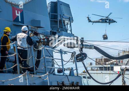 220506-N-UP745-5133 IONISCHES MEER (6. Mai 2022) die Arleigh-Burke-Klasse des Guided-Missile Destroyers USS Jason Dunham (DDG 109) erhält während einer Wiederauffüllung auf See im Ionischen Meer am 6. Mai 2022 eine Brennstoffsonde von einem Schnellkampfschiff der Versorgungsklasse USNS Supply (T-AOE-6). Jason Dunham ist Teil der Harry S. Truman Carrier Strike Group, deren Einsatz im US-Flottenbereich 6. geplant ist, um die Interessen der USA, Verbündeten und Partner in Europa und Afrika zu unterstützen. Stockfoto