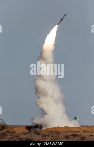 Abschuss einer militärischen Flugabwehrrakete. Stockfoto
