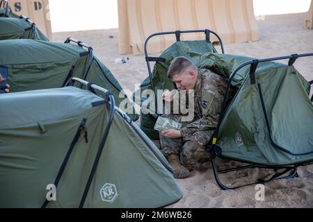 Tough „Ombres from the 910 Quartermaster Company from Ardmore, Oklahoma, kam heute in Fort Irwin, Kalifornien, für eine bevorstehende Rotation in der „Box“ des National Training Center an. Die 910 liefert Erdölunterstützung für das 3. Kavallerie-Regiment aus Fort Hood, Texas. 90. Sustainment Brigade Commander, Oberst Steve Pazak, schloss sich kurz nach der Ankunft in Fort Irwin den Truppen an. Er ermutigte sie, aus der jährlichen Schulung alles zu machen, was sie konnten, und bat sie, sich während der Rotation um einander zu kümmern. Er stellte die Führungsrolle der Einheit, Captain Stephan Jackson, A, infrage Stockfoto