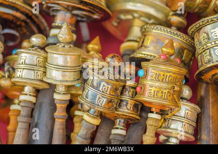 Buddhistische Gebetsräder zum Verkauf, Kathmandu, Nepal Stockfoto