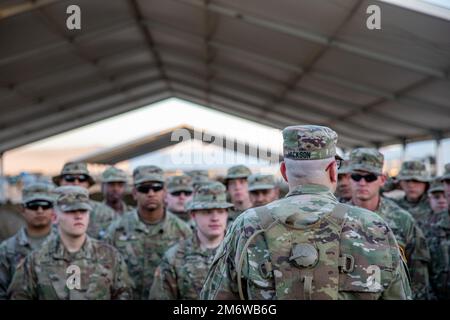 Tough „Ombres from the 910 Quartermaster Company from Ardmore, Oklahoma, kam heute in Fort Irwin, Kalifornien, für eine bevorstehende Rotation in der „Box“ des National Training Center an. Die 910 liefert Erdölunterstützung für das 3. Kavallerie-Regiment aus Fort Hood, Texas. 90. Sustainment Brigade Commander, Oberst Steve Pazak, schloss sich kurz nach der Ankunft in Fort Irwin den Truppen an. Er ermutigte sie, aus der jährlichen Schulung alles zu machen, was sie konnten, und bat sie, sich während der Rotation um einander zu kümmern. Er stellte die Führungsrolle der Einheit, Captain Stephan Jackson, A, infrage Stockfoto