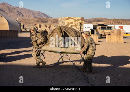 Tough „Ombres from the 910 Quartermaster Company from Ardmore, Oklahoma, kam heute in Fort Irwin, Kalifornien, für eine bevorstehende Rotation in der „Box“ des National Training Center an. Die 910 liefert Erdölunterstützung für das 3. Kavallerie-Regiment aus Fort Hood, Texas. 90. Sustainment Brigade Commander, Oberst Steve Pazak, schloss sich kurz nach der Ankunft in Fort Irwin den Truppen an. Er ermutigte sie, aus der jährlichen Schulung alles zu machen, was sie konnten, und bat sie, sich während der Rotation um einander zu kümmern. Er stellte die Führungsrolle der Einheit, Captain Stephan Jackson, A, infrage Stockfoto