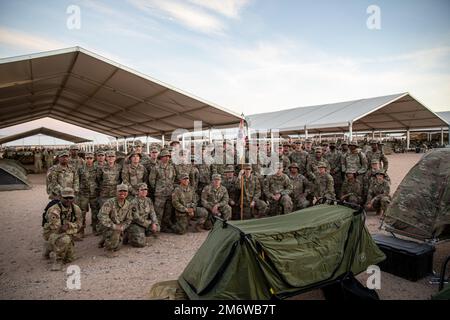 Tough „Ombres from the 910 Quartermaster Company from Ardmore, Oklahoma, kam heute in Fort Irwin, Kalifornien, für eine bevorstehende Rotation in der „Box“ des National Training Center an. Die 910 liefert Erdölunterstützung für das 3. Kavallerie-Regiment aus Fort Hood, Texas. 90. Sustainment Brigade Commander, Oberst Steve Pazak, schloss sich kurz nach der Ankunft in Fort Irwin den Truppen an. Er ermutigte sie, aus der jährlichen Schulung alles zu machen, was sie konnten, und bat sie, sich während der Rotation um einander zu kümmern. Er stellte die Führungsrolle der Einheit, Captain Stephan Jackson, A, infrage Stockfoto