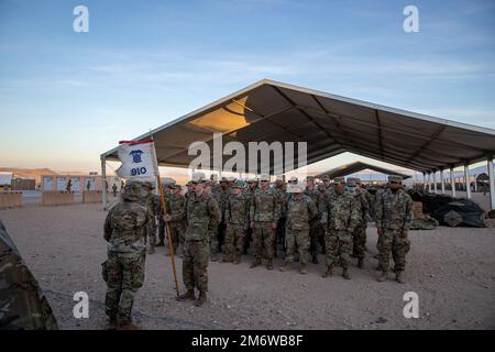 Tough „Ombres from the 910 Quartermaster Company from Ardmore, Oklahoma, kam heute in Fort Irwin, Kalifornien, für eine bevorstehende Rotation in der „Box“ des National Training Center an. Die 910 liefert Erdölunterstützung für das 3. Kavallerie-Regiment aus Fort Hood, Texas. 90. Sustainment Brigade Commander, Oberst Steve Pazak, schloss sich kurz nach der Ankunft in Fort Irwin den Truppen an. Er ermutigte sie, aus der jährlichen Schulung alles zu machen, was sie konnten, und bat sie, sich während der Rotation um einander zu kümmern. Er stellte die Führungsrolle der Einheit, Captain Stephan Jackson, A, infrage Stockfoto