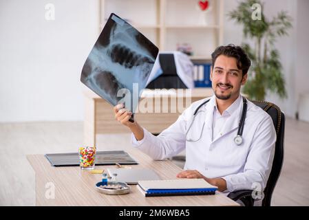 Junge männliche Arzt Radiologe in der Klinik arbeiten Stockfoto