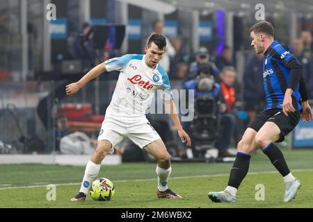 Mailand, Italien. 4. Januar 2023. Italien, Mailand, 4 2023. januar: Hirving Lozano (Neapel Stürmer) dribbelt in der zweiten Halbzeit während des Fußballspiels FC INTER vs SSC NAPOLI, Serie A 2022-2023 day16 San Siro Stadion (Kreditbild: © Fabrizio Andrea Bertani/Pacific Press via ZUMA Press Wire) Stockfoto