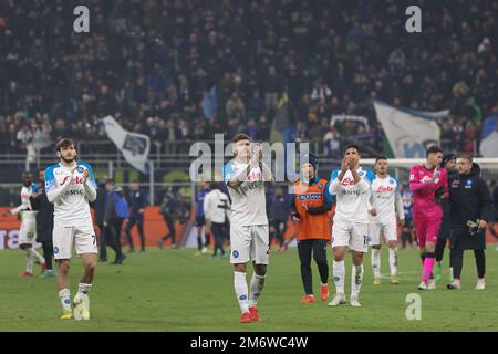 Mailand, Italien. 4. Januar 2023. Italien, Mailand, 4 2023. januar: Giovanni Di Lorenzo (Verteidiger von Neapel) begrüßt die Fans am Ende des Fußballspiels FC INTER vs SSC NAPOLI, Serie A 2022-2023 day16 San Siro Stadion (Kreditbild: © Fabrizio Andrea Bertani/Pacific Press via ZUMA Press Wire) Stockfoto