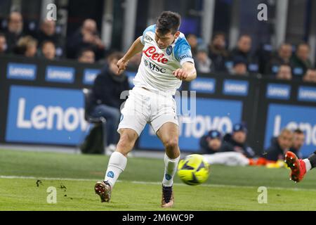 Mailand, Italien. 4. Januar 2023. Italien, Mailand, januar 4 2023: Hirving Lozano (Neapel-Stürmer) in der zweiten Halbzeit während des Fußballspiels FC INTER vs SSC NAPOLI, Serie A 2022-2023 day16 San Siro Stadion (Kreditbild: © Fabrizio Andrea Bertani/Pacific Press via ZUMA Press Wire) Stockfoto