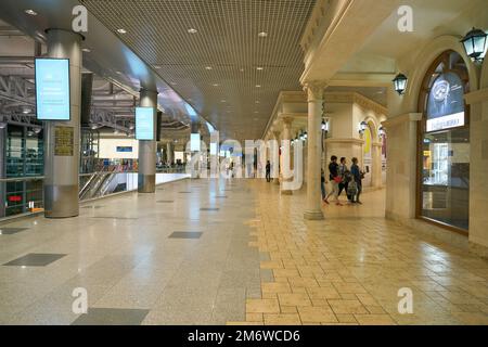 MOSKAU, RUSSLAND - CIRCA SEPTEMBER 2018: Innenaufnahme des Flughafens Domodedovo. Stockfoto