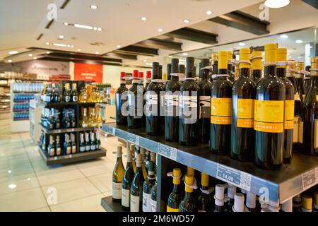 ROM, ITALIEN - CA. NOVEMBER 2017: Flaschen werden im Rinascente Store in Rom ausgestellt. Stockfoto