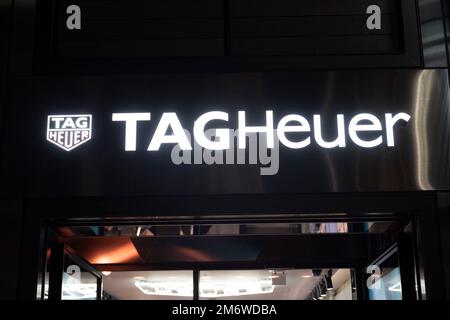 Tokio, Japan. 3. Januar 2023. Ein Tag-Heuer-Flaggschiff für Luxusgeschäfte in Ginza. Die Schweizer Uhrenfirma wird von CEO Frédéric Arnault geleitet und gehört der Muttergesellschaft LVMH MoÃ«t Hennessy Louis Vuitton. Das Modehaus gehört dem Modehaus, und LVMH wird vom Milliardär Bernard Arnault geleitet. Ginza ist ein beliebtes, gehobenes Einkaufsviertel, das für seine Auswahl an der Fifth Avenue an Luxusgeschäften bekannt ist Geschäfte und Vermögen. Es liegt neben der Stadt Chiyoda, der Heimat des Kaiserpalastes und des Sitzes der japanischen Regierung. (Kreditbild: © Taidgh Barron/ZUMA Press Wire) Stockfoto