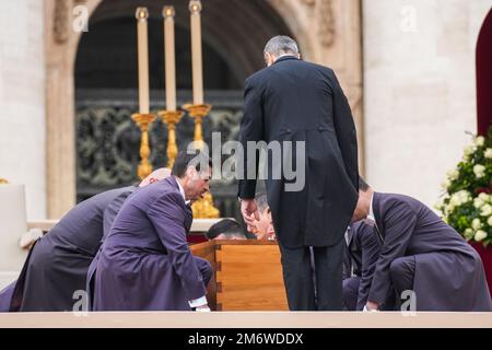 Vatikan, Vatikan. 05. Januar 2023. Der Sarg des verstorbenen Papstes Emeritus Benedikt XVI. Wird nach St. Peter's Square für die öffentliche Bestattungsmesse. Papst Emeritus Benedict XVI. Starb im Alter von 95 Jahren am 31. Dezember im Kloster Hook Ecclesiae im Vatikan, wo er die letzten zehn Jahre verbracht hatte. Kredit: SOPA Images Limited/Alamy Live News Stockfoto