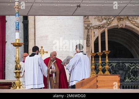 Vatikan, Vatikan. 05. Januar 2023. Papst Franziskus leitet die Trauermesse des verstorbenen Papstes Emeritus Benedict XVI. In St. Petersplatz. Papst Emeritus Benedict XVI. Starb im Alter von 95 Jahren am 31. Dezember im Kloster Hook Ecclesiae im Vatikan, wo er die letzten zehn Jahre verbracht hatte. Kredit: SOPA Images Limited/Alamy Live News Stockfoto