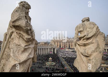 Vatikan, Vatikan. 05. Januar 2023. Allgemeiner Blick auf St. Petersplatz während der Bestattungsmesse des verstorbenen Papstes Emeritus Benedict XVI Papst Emeritus Benedict XVI. Starb im Alter von 95 Jahren am 31. Dezember im Kloster Hook Ecclesiae im Vatikan, wo er die letzten zehn Jahre verbracht hatte. Kredit: SOPA Images Limited/Alamy Live News Stockfoto