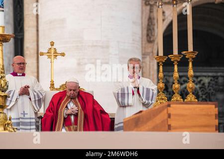 Vatikan, Vatikan. 05. Januar 2023. Papst Franziskus leitet die Trauermesse des verstorbenen Papstes Emeritus Benedict XVI. In St. Petersplatz. Papst Emeritus Benedict XVI. Starb im Alter von 95 Jahren am 31. Dezember im Kloster Hook Ecclesiae im Vatikan, wo er die letzten zehn Jahre verbracht hatte. Kredit: SOPA Images Limited/Alamy Live News Stockfoto