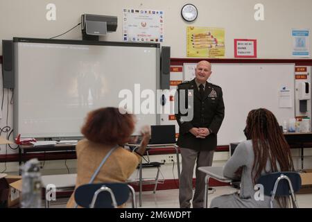 Gen. Ed Daly, kommandierender General des Army materiel Command, spricht mit den Nachwuchsschülern der Highschool über Führungs- und militärische Möglichkeiten am North Lawndale College Prep High School's Young Scholars Professional Day, Mai 6, auf dem Campus der Schule in Christiana in Chicago. Stockfoto