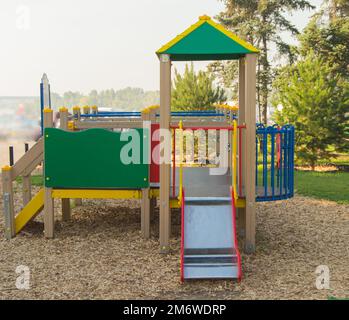 Bunte Kinderspielplatz im Stadtpark Stockfoto