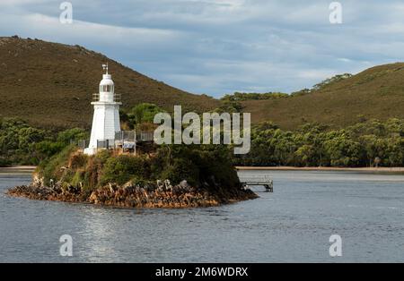 Leuchtturm auf einer Insel im Hafen von Macquarie in der Nähe von Strahan an der Westküste Tasmaniens. Stockfoto