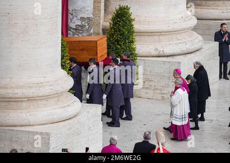 Vatikan, Vatikan. 05. Januar 2023. Der Sarg des verstorbenen Papstes Emeritus Benedikt XVI verlässt St. Peter's Square nach der öffentlichen Bestattungsmesse. Papst Emeritus Benedict XVI. Starb im Alter von 95 Jahren am 31. Dezember im Kloster Hook Ecclesiae im Vatikan, wo er die letzten zehn Jahre verbracht hatte. (Foto: Stefano Costantino/SOPA Images/Sipa USA) Guthaben: SIPA USA/Alamy Live News Stockfoto