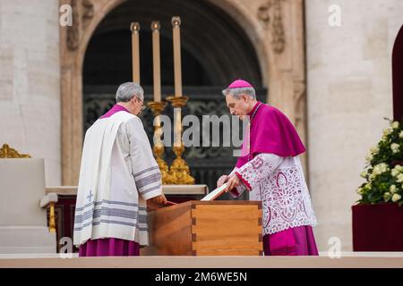 Vatikan, Vatikan. 05. Januar 2023. Erzbischof Georg Ganswein (R) steht neben dem Sarg des verstorbenen Papstes Emeritus Benedict XVI, nachdem er nach St. Peter's Square für eine Bestattungsmesse. Papst Emeritus Benedict XVI. Starb im Alter von 95 Jahren am 31. Dezember im Kloster Hook Ecclesiae im Vatikan, wo er die letzten zehn Jahre verbracht hatte. (Foto: Stefano Costantino/SOPA Images/Sipa USA) Guthaben: SIPA USA/Alamy Live News Stockfoto