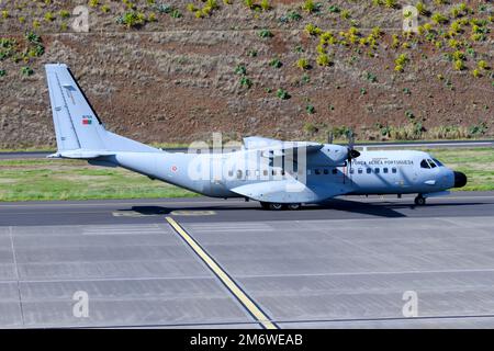 Portugiesische Air Force Casa C-295-Flugzeuge Rollen. Flugzeug EADS CASA C295 der Portuguse Air Force registriert als 16704. Airbus C295 Flugzeug. Stockfoto