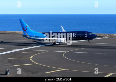 TUI Deutschland Boeing 737 landet mit Seitenwind am Flughafen Madeira. Flugzeug von TUI, Ankunft am Flughafen Funchal mit Seitenwind Turbulenz. Stockfoto