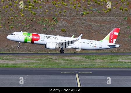 TIPPE AUF Air Portugal Airbus A321, die abhebt. Flugzeug A321 von TAP Portugal rotierend. Stockfoto