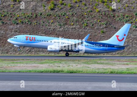 TUI UK Boeing 737 startet. Flugzeug 737-800 von TUI UK, Abflug. Stockfoto