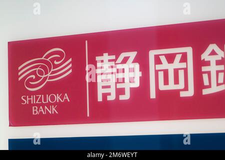 Tokio, Japan. 3. Januar 2023. Ein Standort der Shizuoka Bank in Tokio. Marunouchi ist ein wichtiger zentraler Geschäftsbezirk in der Nähe des Kaiserpalastes und des Bahnhofs von Tokio. Es ist eines der wichtigsten Zentren der japanischen Wirtschaft und Wirtschaft. (Kreditbild: © Taidgh Barron/ZUMA Press Wire) Stockfoto