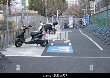 Tokio, Japan. 3. Januar 2023. Fahrrad- und Motorradparkplätze in Tokio. Mobilität, Nachhaltigkeit, Parkplatz, Transport. Marunouchi ist ein wichtiger zentraler Geschäftsbezirk in der Nähe des Kaiserpalastes und des Bahnhofs von Tokio. Es ist eines der wichtigsten Zentren der japanischen Wirtschaft und Wirtschaft. (Kreditbild: © Taidgh Barron/ZUMA Press Wire) Stockfoto