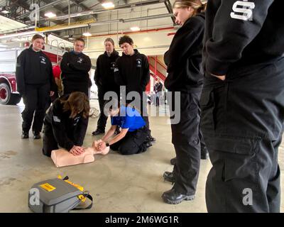 Schüler der Smith Vocational and Agricultural High School besuchen den 104. Kampfflügel am 6. Mai 2022 auf der Barnes Air National Guard Base, Massachusetts. Die Feuerwehrleute richten die Fertigkeiten für die Kursteilnehmer ein, um HLW und Rettungstechniken zu üben. Die Studenten besuchten die Feuerwehr, das Sicherheitsgeschwader und das Logistikgeschwader. Das 104FW Public Affairs Team hat von April bis Oktober ein jährliches Basisreiseprogramm für lokale Jugendgruppen und lokale Arbeitgeber, um Partnerschaften zu stärken. (US Air National Guard Fotos von Master Sgt. Lindsey S. Watson) Stockfoto