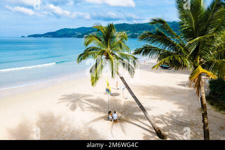 Bang Tao Beach bei Sonnenuntergang in Phuket Thailand, Palmen bei Sonnenuntergang am Strand Stockfoto