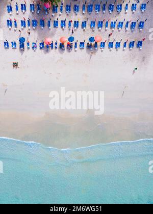 Draufsicht auf Meer und Strand von oben mit Liegen und Sonnenschirmen Stockfoto