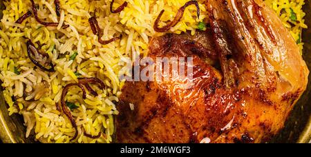 Nahaufnahme Makro von köstlichen indischen Gericht Biryani Huhn Bein mit Basmati-Reis Stockfoto