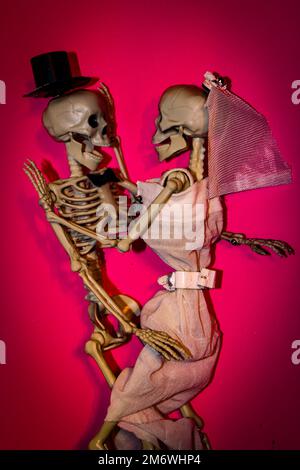 Glücklich verheiratetes Skelettpaar tanzt in ihrer Hochzeitsnacht Stockfoto