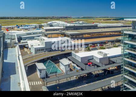 Sydney International Airport in Sydney, Australien, mit dem oberen Abflugterminal und dem Ankunftsterminal im Erdgeschoss im Vordergrund. Stockfoto