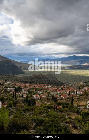 Ein vertikaler Blick auf das Dorf Chrisso und den Crissaean Gulf in Zentralgriechenland Stockfoto