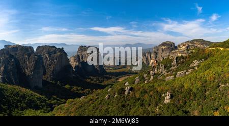 Ein Panoramablick auf die Klöster und Felsformationen von Meteora in Griechenland Stockfoto