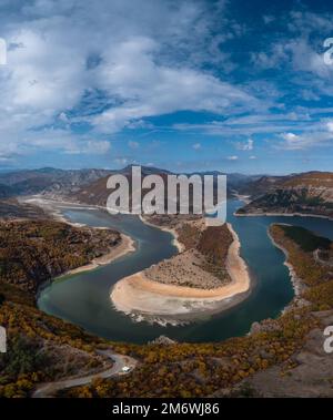 Blick auf die Drohne auf das Kardzhali-Reservoir und die Flussbiegungen des Arda-Flusses in Bulgarien Stockfoto