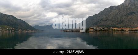Panorama-Landschaft der Bucht von Kotor an der Adriaküste von Montenegro an einem bedeckten Tag Stockfoto