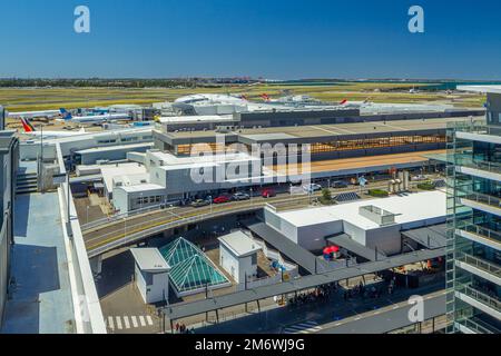 Sydney International Airport in Sydney, Australien, mit dem oberen Abflugterminal und dem Ankunftsterminal im Erdgeschoss im Vordergrund. Stockfoto