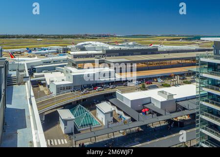 Sydney International Airport in Sydney, Australien, mit dem oberen Abflugterminal und dem Ankunftsterminal im Erdgeschoss im Vordergrund. Stockfoto